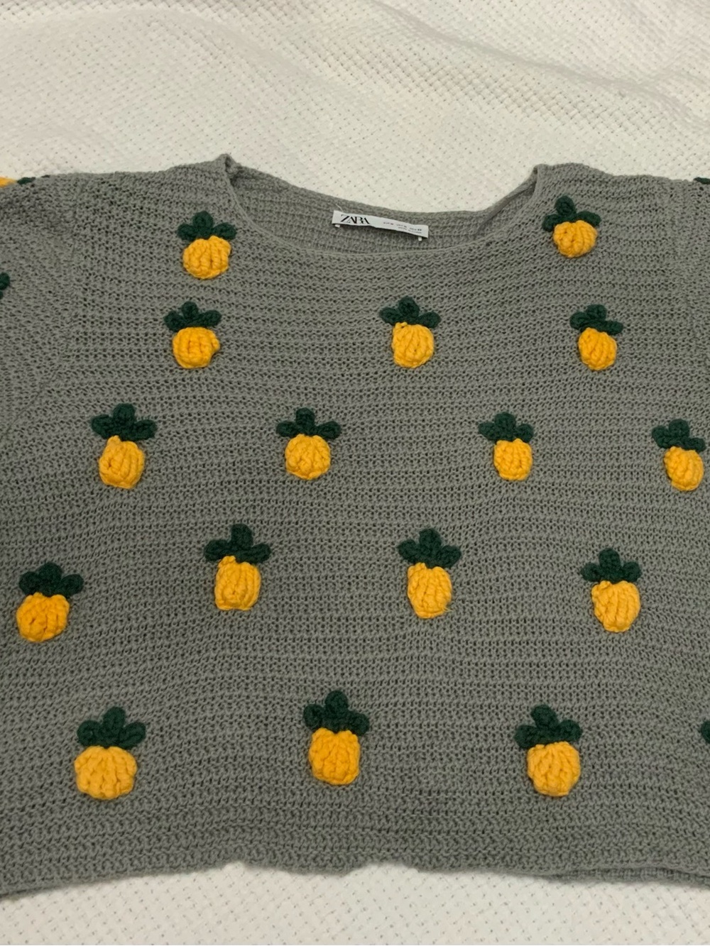 Zara MED gray cotton short sleeve sweater with 3-D crocheted Pineapples